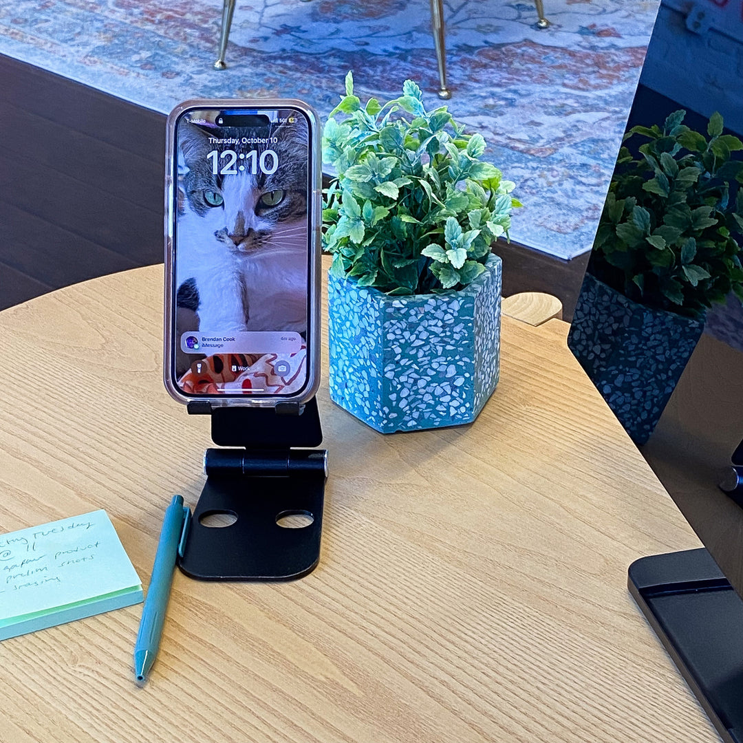 iLive™ Pocket-Friendly Device Stand